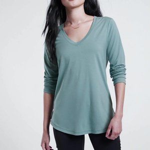 NWOT Athleta Essential V-neck top XS